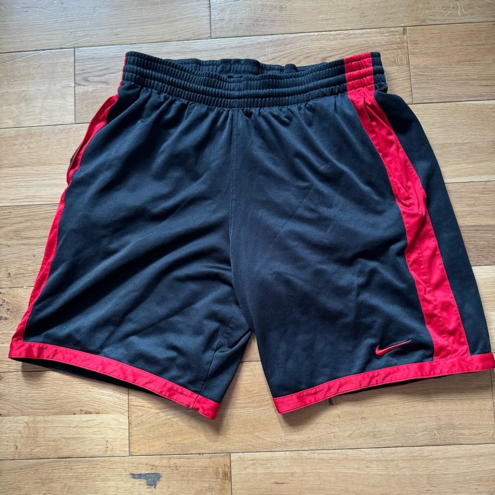 Basketball nike shorts men’s medium
Red and black
Swoosh
Good condition